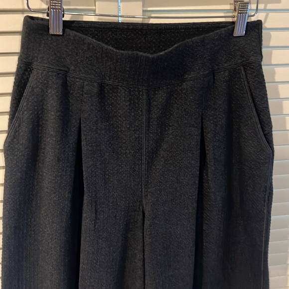 Lululemon Can You Feel The Pleat Crop *21"
Black size 8 - Picture 2 of 15
